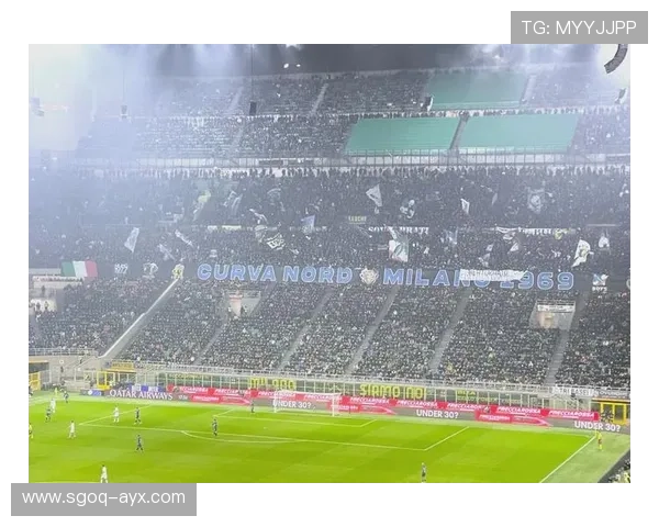 意大利圣西罗球场迎来历史性时刻：AC米兰主场逆转夺冠，球迷沸腾庆祝